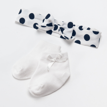                             Set puntíkatých šatů s krátkým rukávem, čelenky a ponožek- bílý                        