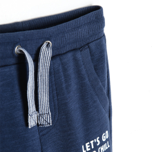                             Sportovní kalhoty s nápisem- tmavě modré                        