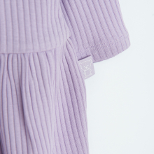                             Žebrované šaty s dlouhým rukávem- fialové                        