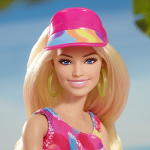                             Barbie ve filmovém oblečku na kolečkových bruslích                        