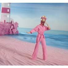                             Barbie v růžovém filmovém overalu                        
