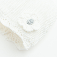                             Pletená čepice s květinou -bílá                        