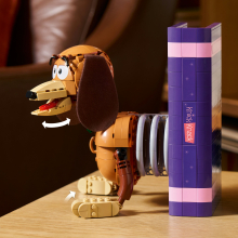                             LEGO® │ Disney 43301 Knižní zarážky: Slinky z filmu Toy Story                        