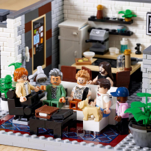                             LEGO® Creator 10291 Queer tým – byt „Úžo Pětky“                        