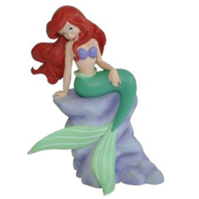 Ariel sedící na kameni (Malá mořská víla)