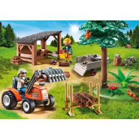 Dřevorubci s traktorem