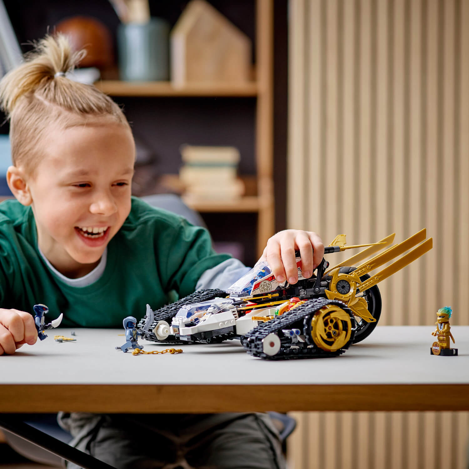 Součástí sady je 7 minifigurek LEGO® NINJAGO®